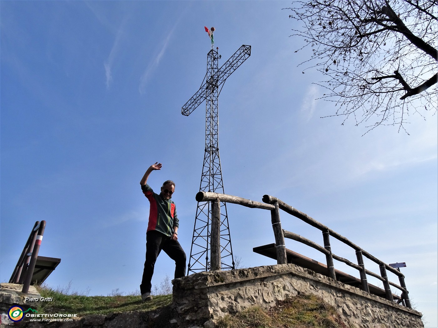 05 In vetta al Monte Ubione (895 m).JPG